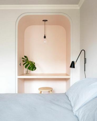 Schlafzimmer mit kleinem rosa Arbeitsbereich