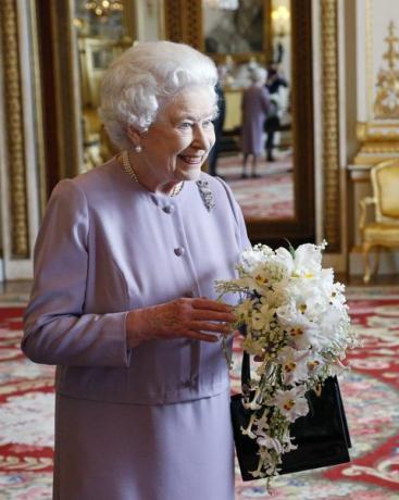 königin elizabeth ii überreichte eine nachbildung des krönungsstraußes