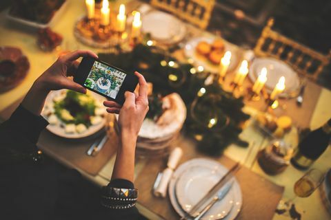 Frau macht Foto des Weihnachtsgedecks