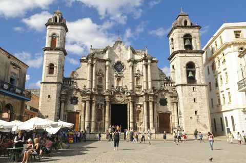 Touristen in der belebten Plaza De La Catedral mit der Kathedrale im Hintergrund, Havanna (Habana).