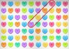 Diese Jalousien mit Süßigkeiten-Herzmotiven tragen das Wort "Liebe". Kannst du es erkennen?
