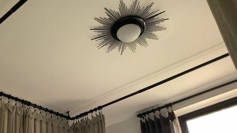 Zimmer mit Schwarzlicht an der Decke