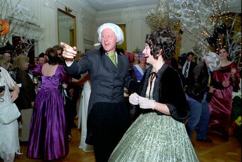 Dieses Foto ist von Präsident Bill Clinton und First Lady Hillary Rodham Clinton verkleidet als Präsident und First Lady James und Dolley Madison für eine Halloween-Party im East Room des White Haus