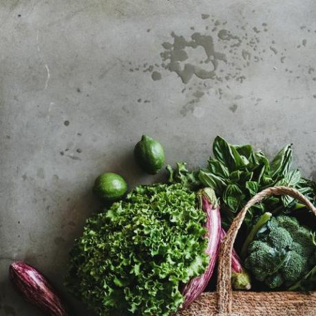 Tasche mit gesunden Lebensmittelprodukten flache Jutetasche voller Gemüse und Gemüse vom lokalen Bauernmarkt über grauer Küchentheke, Draufsicht umweltfreundlich, null Abfall, sauberes Essen, veganes Konzept