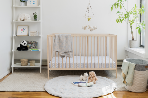 Babyzimmer mit Kinderbett und Spielmatte