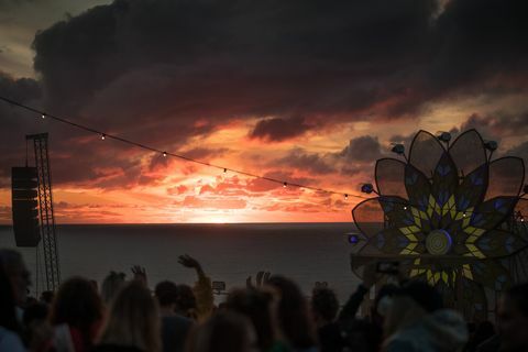 Newquay, England 10. August Menschen versammeln sich bei Sonnenuntergang beim jährlichen Boardmasters Music Festival in Watergate Bay am 10. August 2018 in Cornwall, England, seit 1981, ein Surfwettbewerb hat wurde in Newquay abgehalten und ist jetzt Teil der größeren fünftägigen Surf-, Skate- und Musikfestival-Boardmaster, während beim Musikfestival Schlagzeilen-Acts in der Watergate Bay the Surf spielen Der Wettbewerb zieht professionelle Surfer aus der ganzen Welt an, um sich an der kornischen Küste zu messen, die von vielen als Geburtsort des modernen britischen Surfens angesehen wird Foto von matt cardygetty Bilder