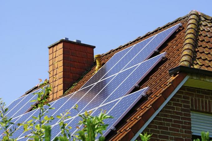 Sonnenkollektoren auf Hausdach mit Photovoltaikanlage