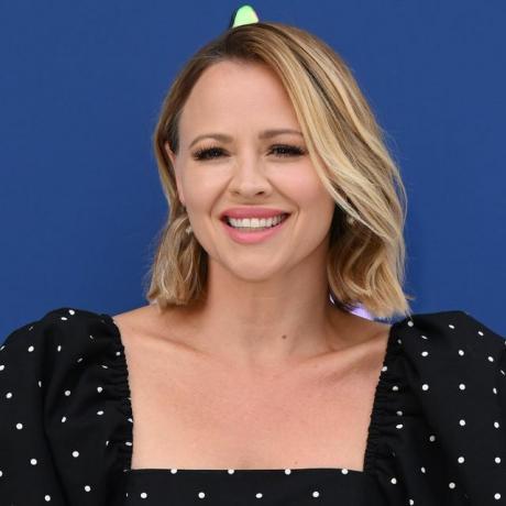 Kimberley Walsh in einem schwarzen, gepunkteten Kleid