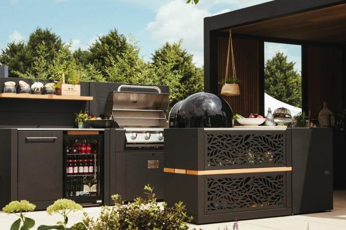 Outdoor-Küche, modulare Outdoor-Küche aus aluminiumbeschichtetem Stahl mit Iroko-Holzdetails, Gartenhaus-Design auf der Blumenschau des Hampton Court Palace