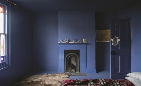 Farrow & Ball Small Spaces - Pitch Blue an allen Wänden, Decken und Böden