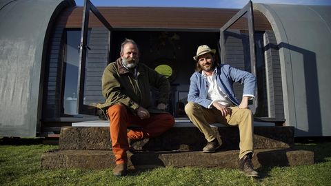 Kanal 4 Serie Kabinen in freier Wildbahn mit Dick Strawbridge und wird hardie