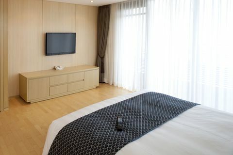 Luxuriöses Hotelzimmer mit Kingsize-Bett