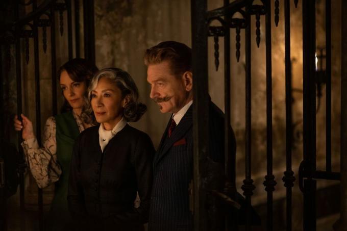 L.R. Tina Fey als Ariadne Oliver, Michelle Yeoh als Mrs. Reynolds und Kenneth Branagh als Hercule Poirot „Studios des 20. Jahrhunderts“ ein Spuk in Venedig, Foto von Rob Youngson, 2023 Studios des 20. Jahrhunderts, alle Rechte reserviert