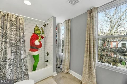 Das Grinch hilft einem Immobilien-Team in Baltimore, ein hübsches Haus mit drei Schlafzimmern zu verkaufen