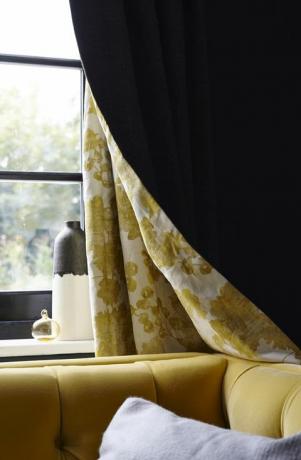 Herbstfarben – Wohnzimmervorhang über gelbem Sofa