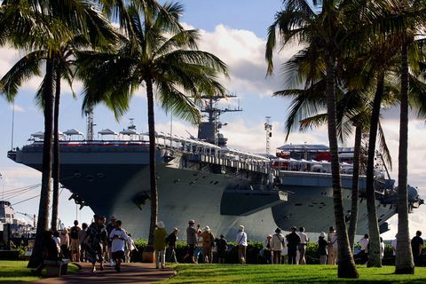 Touristen besuchen das USS Arizona Memorial Museum in