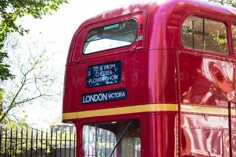 Roter Londoner Bus, der Leute zur Chelsea Flower Show, London, Großbritannien bringt