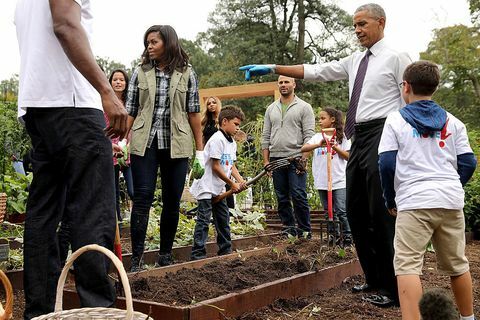 Die US-amerikanische First Lady Michelle Obama und Präsident Barack Obama veranstalten eine Veranstaltung zur Ernte des Küchengartens des Weißen Hauses auf dem Südrasen des Weißen Hauses am 6. Oktober 2016 in Washington, DC