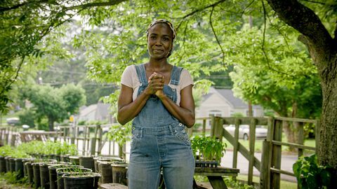 Moderator Jamila Norman posiert für ein Foto, wie es auf dem Hinterhofbauer in Staffel 1 zu sehen ist