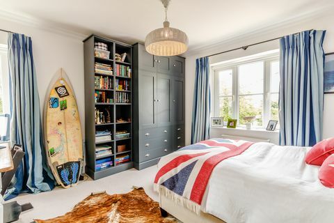 Kinderzimmer mit großen Fenstern mit Blick auf die Gärten